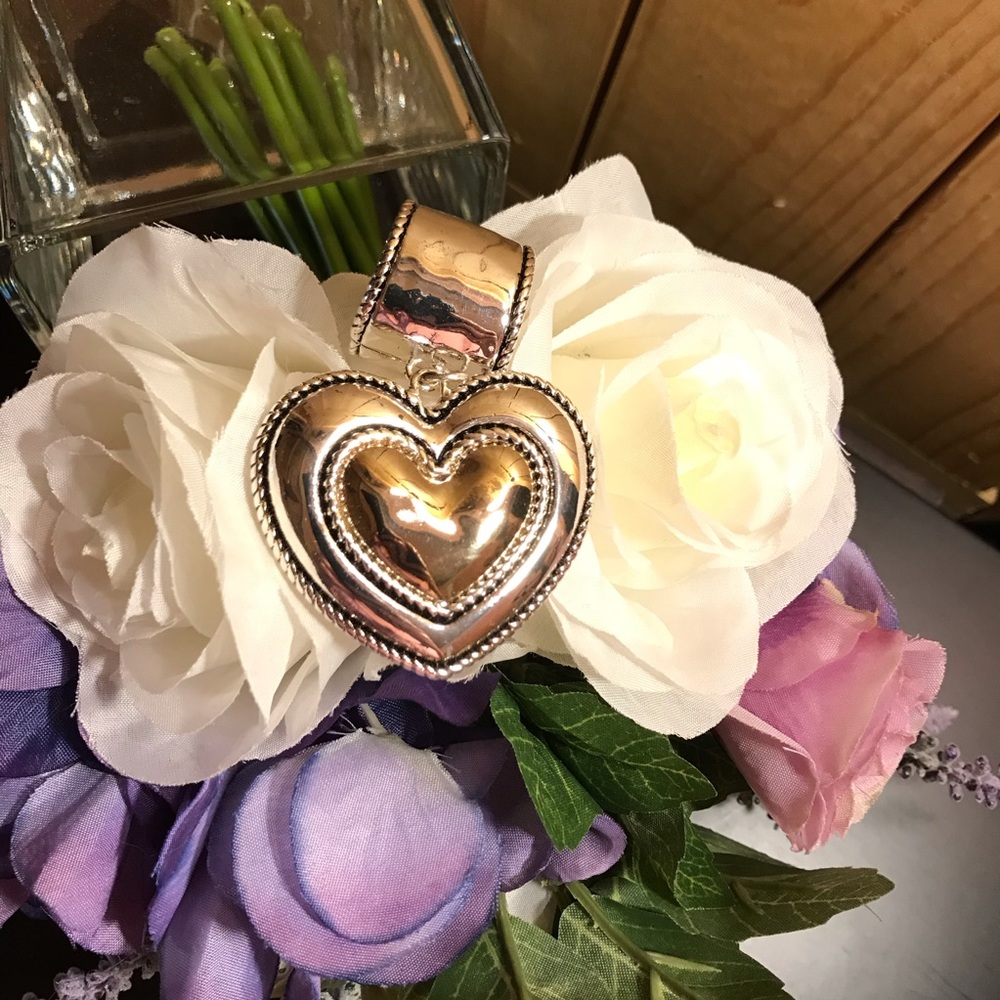 Jewel to embellish a scarf